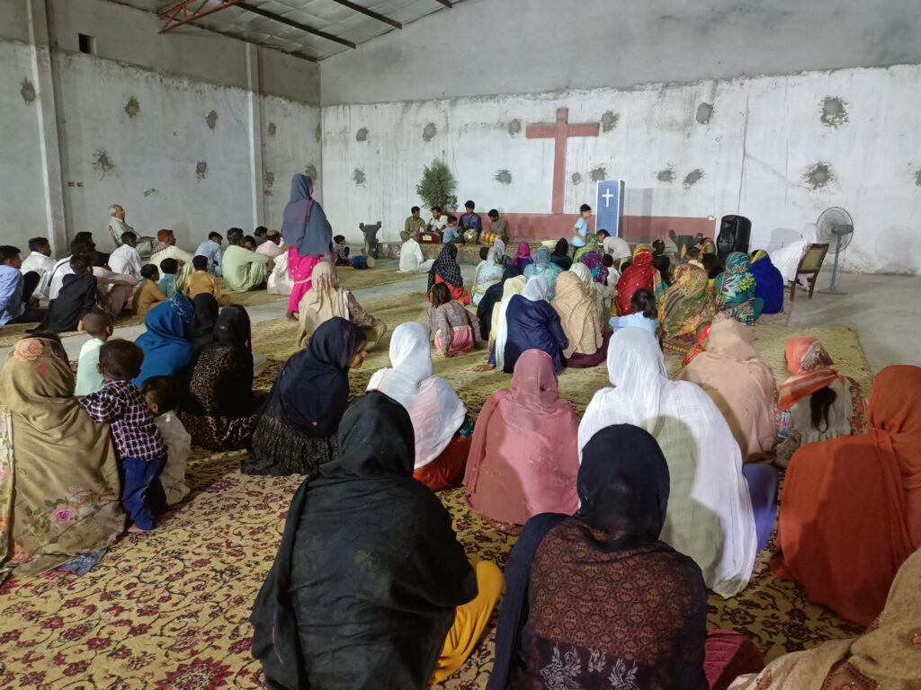 Culto de Oração na Igreja Faisalabad